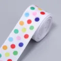 Weißes Polyesterband mit bunten Punkten, ideal für Geschenkverpackungen und Partydeko. - 5 Yards Packung / Punktmuster-Stil