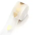 Weisses Organzaband mit metallischen Goldherzen, feine Textur ideal zum Verpacken von Geschenken. - Herz