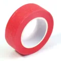 Vue rapprochée du rouleau de ruban de masquage rouge vif avec texture papier visible. - Largeur 2cm (13m/Rouleau 1Rouleau/Paquet) / Rouge