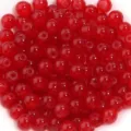 Perles rondes en verre rouge vrac DIY fabrication bijoux accessoires vue en gros plan. - Rouge
