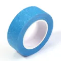 Vue de détail d'un ruban de masquage bleu montrant sa texture fine et sa structure. - Largeur 2cm (13m/Rouleau 1Rouleau/Paquet) / Bleu clair