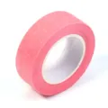 Gros plan sur le détail du ruban de masquage rose, adhésif papier pour peinture d'art. - Largeur 2cm (13m/Rouleau 1Rouleau/Paquet) / Rose