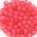 Gros plan de perles rondes en verre rose pour la conception de bijoux artisanaux DIY bracelet. - Rouge pastèque
