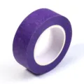 Gros plan de ruban de masquage violet montrant la texture du papier et la structure. - Largeur 2cm (13m/Rouleau 1Rouleau/Paquet) / Violet