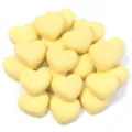 Detailopname van gele hartvormige PVC-bedels voor DIY telefoonhoesjes en haarspeldjes. - Hart Patch / 30 Stuks (Ongeveer 17x19mm) / Geel
