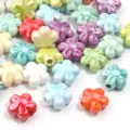 Dettaglio di perline di fiori in ceramica, distanziatori smaltati colorati per gioielli fai da te. - Piccolo Fiore Colori Misti