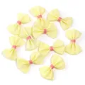 Vista detallada de multiples lazos de cuadros amarillos con banda roja para manualidades. - 3.5cm*5.5cm / Amarillo