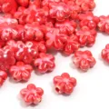 Dettaglio perle di fiori in ceramica rossa, perfette per la creazione di gioielli fai da te e bracciali. - Piccolo Fiore Rosso