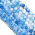 Primo piano di perline rotonde in calcedonio blu, accessori per gioielli fai da te. - Blu