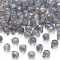 Gedetailleerde close-up van grijze gefacetteerde kristallen kralen met iriserende afwerking. - Gefacetteerde Aardbei (Horizontaal Gat) / Ca. 6x8mm (30 Stuks/Verpakking) / Amethist
