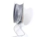 Vista detallada de una bobina de cinta de organza gris en fondo blanco para regalos. - Gris Plata