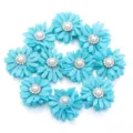 Primer plano de accesorios de flores de margarita de tela azul con perlas y pedrería. - 3cm (ai-10 Piezas/Pack) / Azul