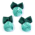 Detailopname van handgemaakte satijnen lint rozenknopjes met donkergroene bladeren voor knutselen. - 5-6cm / Meergroen