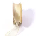 Detailopname van champagnekleurige organza lintrol, ideaal voor geschenkverpakking. - Lichtgoud