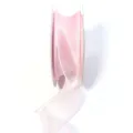 Detailopname van een lichtroze organza lintrol met een delicate doorzichtige rand. - Kersenroze