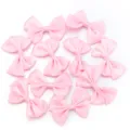 Détail de nœud double en satin rose, parfait pour les pinces à cheveux et accessoires. - 10 Pièces/Paquet (4x6cm) / Rose
