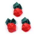 Gedetailleerd overzicht van handgemaakte satijnen stoffen rozenknoppen, DIY accessoires. - 5-6cm / Rood