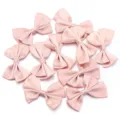 Vue détaillée de nœuds doubles en polyester rose, parfaits pour accessoires de bricolage et vêtements. - 10 Pièces/Paquet (4x6cm) / Bourgeon de Sang