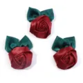 Gedetailleerd overzicht van handgemaakte satijnen rozen voor haarclips en modeaccessoires. - 5-6cm / Bordeauxrood