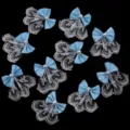 Vue détaillée d'appliques de nœuds bleus à pois avec tulle de dentelle blanche et perles. - Garniture en Dentelle Bleue
