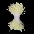 Nahaufnahme gelber künstlicher Blumenstaubblätter mit Streichholzkopf für DIY-Basteldetails. - Matte Hellgelbe Staubblätter