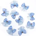 Gros plan sur les nœuds en tulle à pois bleus pour accessoires de pinces à cheveux DIY. - Bordure en Mesh Bleu