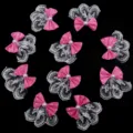 Nœud rose à pois avec dentelle blanche et perle, vue détaillée d'accessoire de coiffure et garniture. - 5 cm x 3,5 cm / Bordure en Dentelle Rose Bonbon