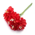 Primer plano de un ramo de flores de camelia de tela artificial roja con tallos verdes. - Manzana / Longitud aprox. 105mm / Rojo Puro