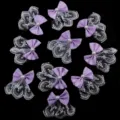 Vue rapprochée de nœuds à pois violets avec dentelle blanche pour accessoires de bricolage. - 5 cm x 3,5 cm / Garniture en Dentelle Violette