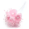 Vue détaillée d'un bouquet de camélias en tissu artificiel rose avec des étamines de perles. - Fleur de Perles / Longueur env. 120mm / Rose Clair