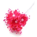 Primer plano de detalles de flores de tela artificial rosa con estambres de perla para manualidades - Flor de Perlas / Longitud aprox. 120mm / Rosa rojo
