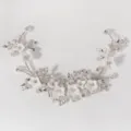 Handgemaakte bruids haarwijnstok detail met witte keramische bloemen, strass en parels. - Standaard Stijl (HS-J7551S)