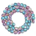 Nahaufnahme von galvanisierten irisierenden quadratischen Glasperlen für DIY Schmuck. - Unregelmäßig / 55 Stück / Grün und Lila