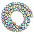 Nahaufnahme Detail von bunte galvanisierte quadratische lose Perlen Schmuckzubehör. - Unregelmäßig / 55 Stück / Gelb-Blau-Lila Mehrfarbig