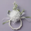 Elegante witte parel polscorsage met chiffon bloem en groene linten voor huwelijksbruid. - Trouwjurk Pols Corsage (BS-J5546)