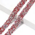 Primer plano detallado de tiras de diamantes de resina AB roja y plata para manualidades de ropa. - 1.2cm Ancho 2 Yardas/Pack / Rojo