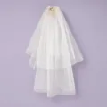 Witte bruidssluier met parelhaarsieraad, minimalistische sprookjesstijl voor trouwfoto's. - Fotoshoot Dubbellaagse Stijl (HS-J7291G)