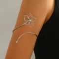 Bracciale da polso superiore in filo d'argento con fiore, catena corpo in metallo. - Argento