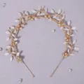 Goldener Braut Haarreif mit weißen Emailliblättern und funkelnden Strasssteinen für Hochzeitszeit. - Brillantes Gold Stirnband für Fotos (TS-J3099G)