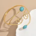 Bracciale da braccio aperto geometrico dorato con dettagli in pietra turchese sintetica per donna - Oro