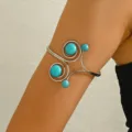 Bracciale da braccio aperto color argento con pietre turchesi catena da corpo geometrica. - Argento