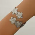 Bracciale da braccio argentato con fiori multipli, gioiello geometrico aperto per donne. - Argento
