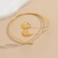 Bracciale da braccio aperto multistrato dorato con design a conchiglia unico, gioiello alla moda. - Oro