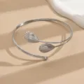 Bracciale rigido aperto con conchiglia argentata, gioiello da braccio in metallo. - Argento