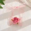 Bracciale di fiori in pizzo rosa, elegante variante di corda da polso per donne, accessorio floreale. - Rosa