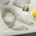 Detalle de pañuelo de seda estrecho con estampado floral, elegante accesorio para cuello. - #2 Pañuelo para el cabello con estampado floral beige