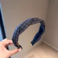 Retro karierter Knoten Haarreif Detailansicht mit Stoffstruktur für elegante Damenfrisuren. - Knoten Stirnband / #3 Marineblaues Stirnband mit Karomuster und Knoten
