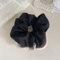 Klassieke zwarte stoffen haarscrunchie, zacht en veelzijdig haaraccessoire voor dagelijks. - Zwart