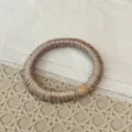 Detailansicht eines koreanischen Satin Falten Haargummis in elegantem Champagner. - Plissiertes Haargummi mit Perlen / Aprikose