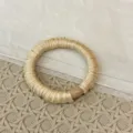 Detailansicht des eleganten, beigen Satin-Plissee-Haargummis mit glattem Harzverbinder. - Plissiertes Haargummi mit Perlen / Beige
